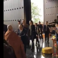 李嘉诚现身礼佛获围观,展现信仰与亲民风范”