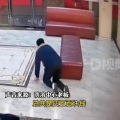 男子按摩后爬出洗浴中心逃单,男子按摩后爬行逃逸，洗浴中心损失500元